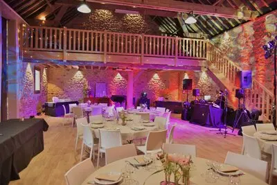 Salle de réception illuminée du gîte de groupe à Bacilly dans la baie du Mont-Saint-Michel
